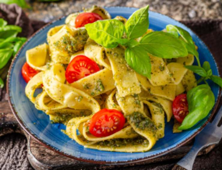 pasta con pesto di melanzane pomodorini e basilico