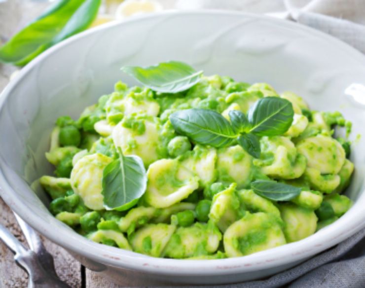 orecchiette con piselli pesto e foglie di basilico