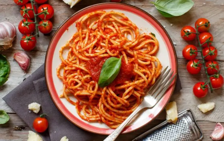 spaghetti al sugo di pomodoro