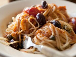 spaghetti con pomodori e olive