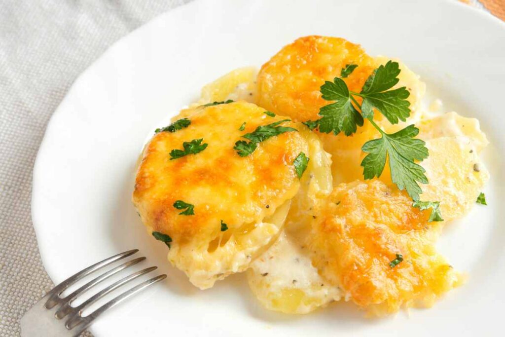 Patate con formaggio e foglioline di prezzemolo
