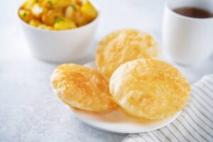 Tre patatine soffiate in un piatto