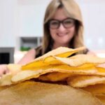 ragazza mostra patatine fritte