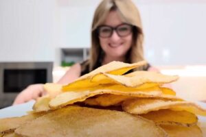 ragazza mostra patatine fritte