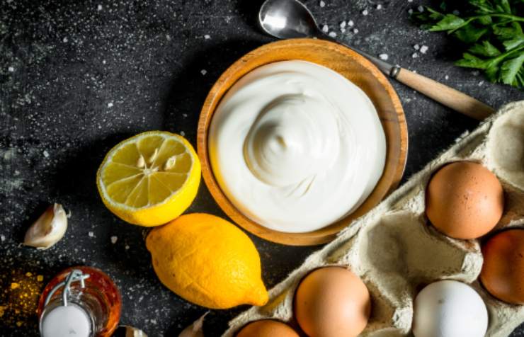 uova limoni e salsa bianca dentro ad una ciotolina