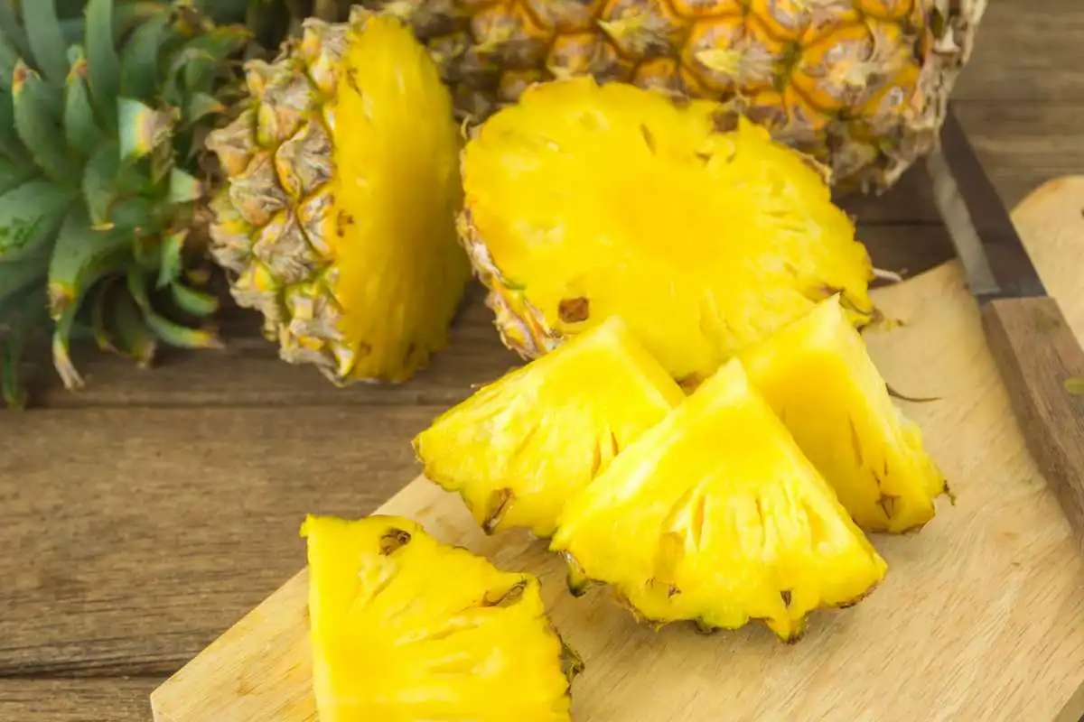 Ananas aperta tagliata a spicchi