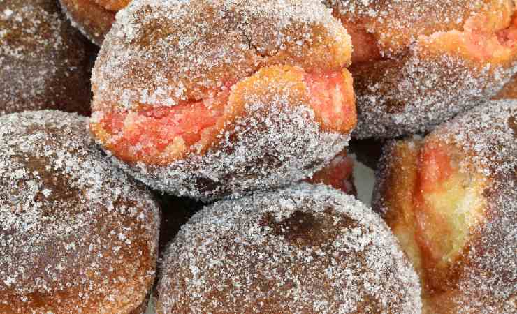 Pesche dolci sparse con zucchero