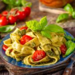 pappardelle con il pesto pomodorini e foglie di basilico
