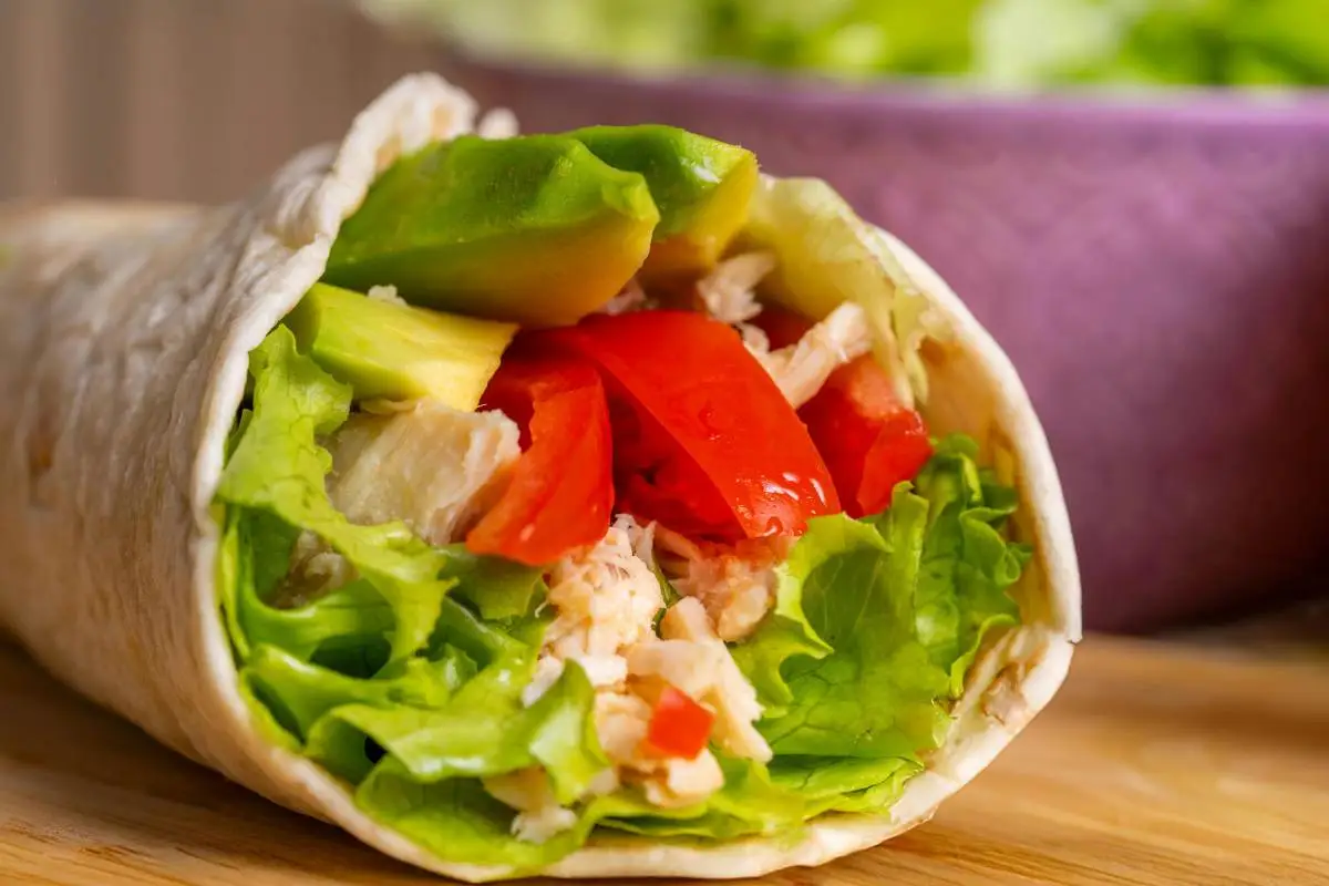 piadina con pollo avocado e pomodori