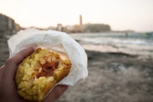 mangiare arancino al mare