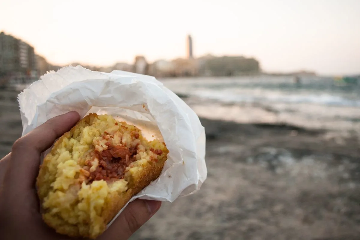 mangiare arancino al mare