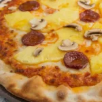 pizza con ananas funghi e salame