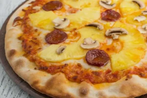 pizza con ananas funghi e salame