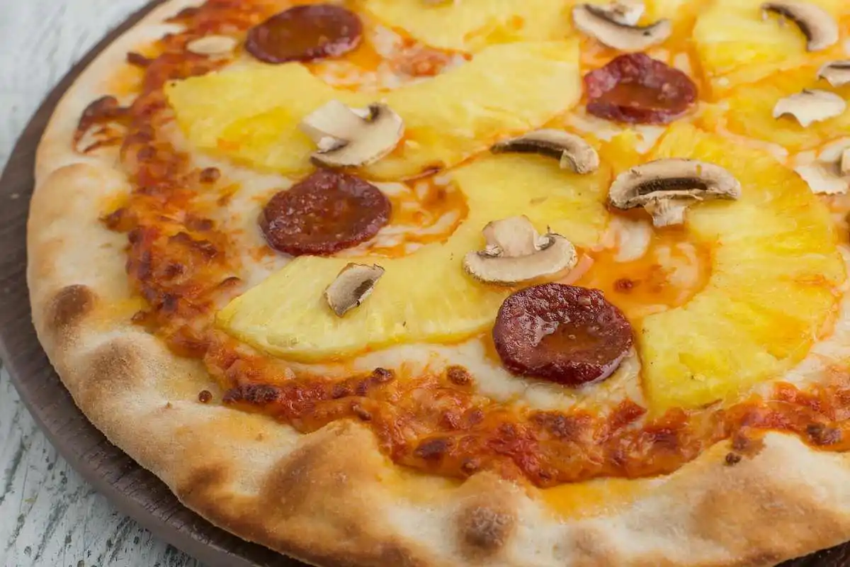 pizza con ananas funghi e salame