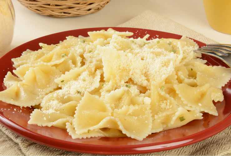 piatto di farfalle con burro e parigiano