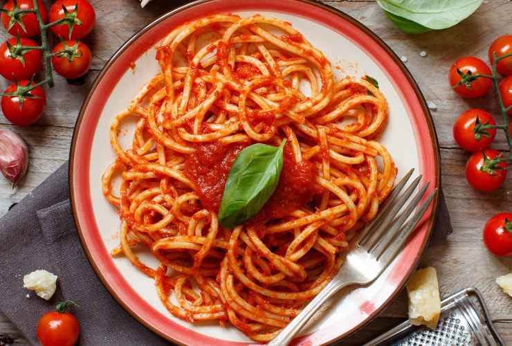 piatto di spaghetti al pomodoro
