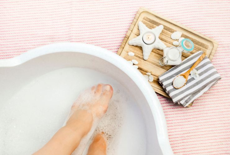 donna con i piedi dentro ad una bacinella