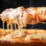 Fetta di pizza con mozzarella filante
