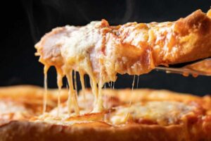 Fetta di pizza con mozzarella filante
