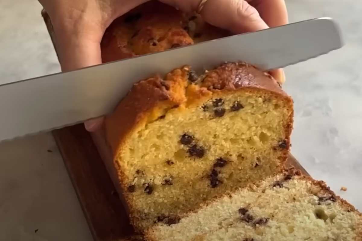 un plumcake con gocce di cioccolato al taglio