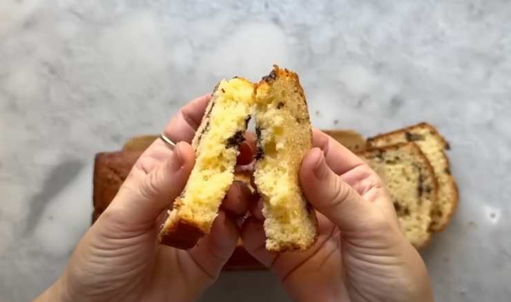 fetta di plumcake con gocce di cioccolato spezzata