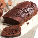 plumcake al cacao su di un vassoio