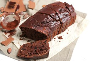 plumcake al cacao su di un vassoio