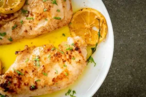 Petto di pollo infarinato con olio e limone