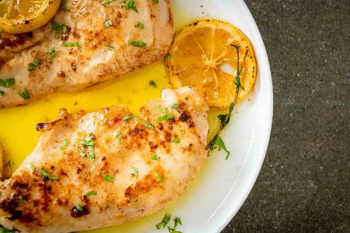 Petto di pollo infarinato con olio e limone