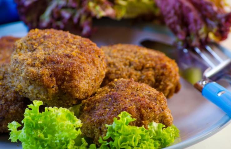 polpette fritte con accanto delle foglie d'insalata