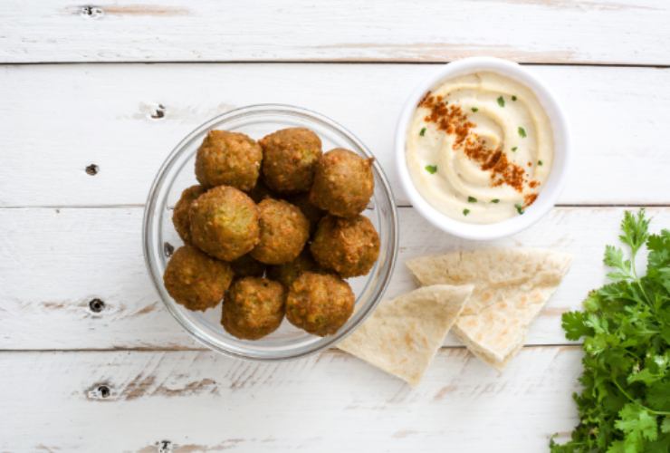 polpette fritte e accanto una ciotolina con della salsa