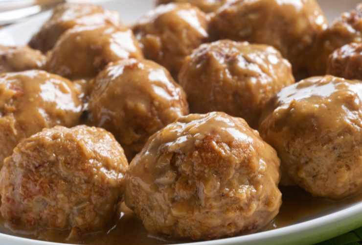 polpette con cremina in un piatto