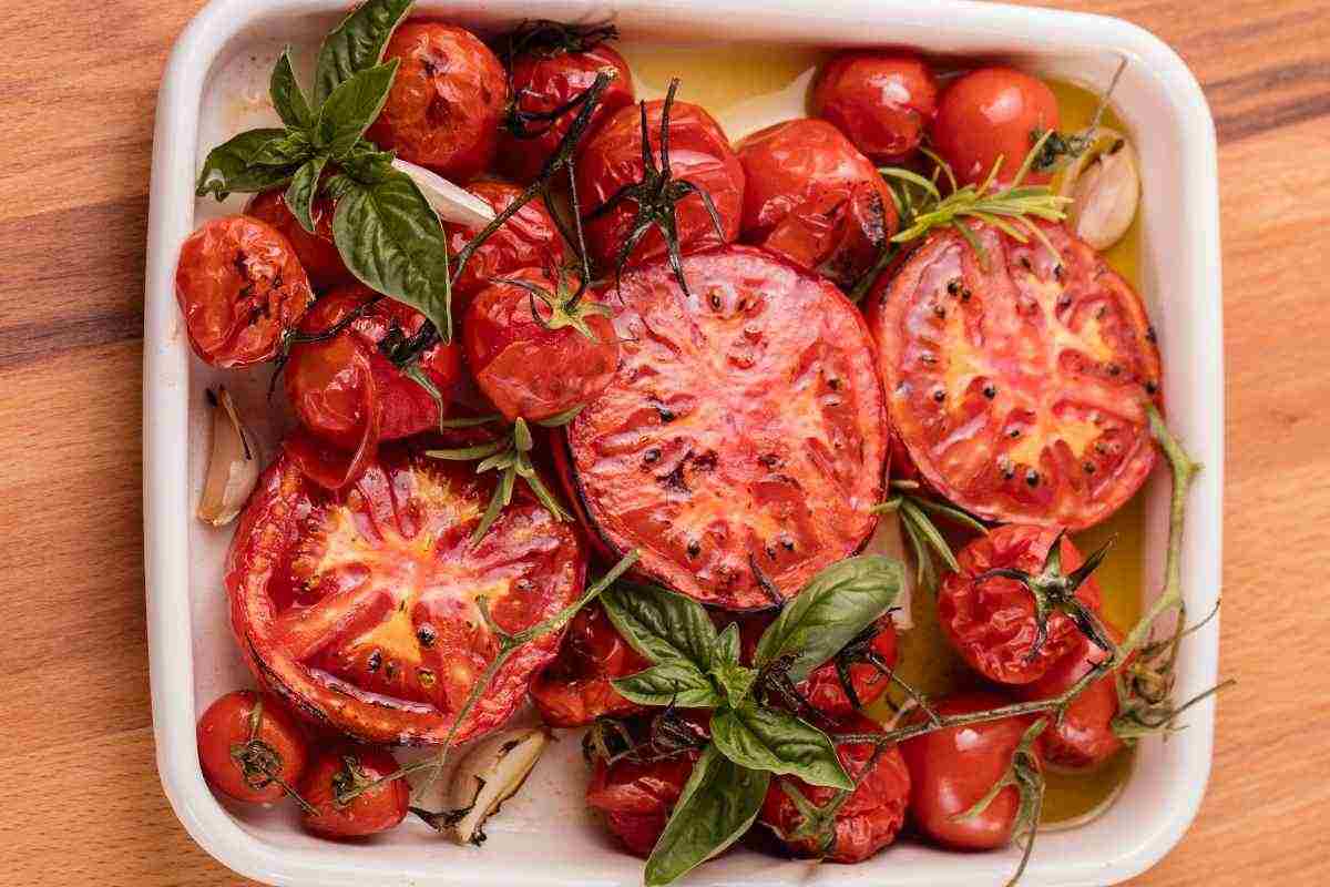 pomodori nella teglia in forno