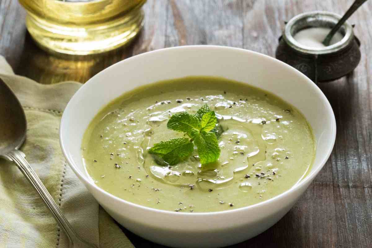Piatto con crema di cetrioli, spezie ed erbe