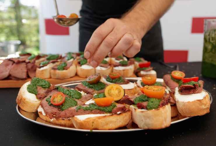 bruschette sul vassoio con pomodorini e acciughe