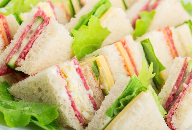 tramezzini con salame, formaggio e insalata