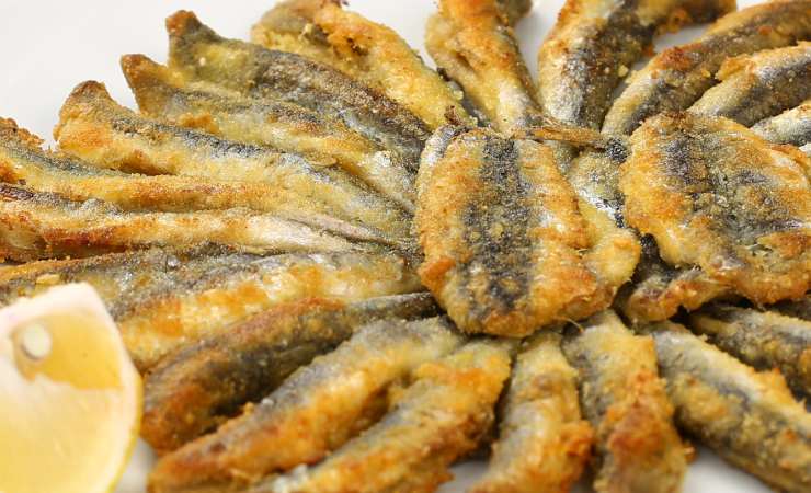 Alici fritte sparse con spicchio di limone