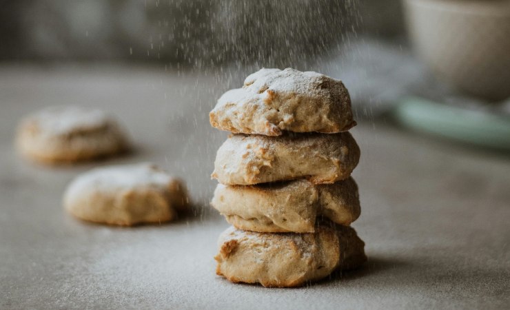 Biscotti messi l'uno sull'altro con zucchero a velo