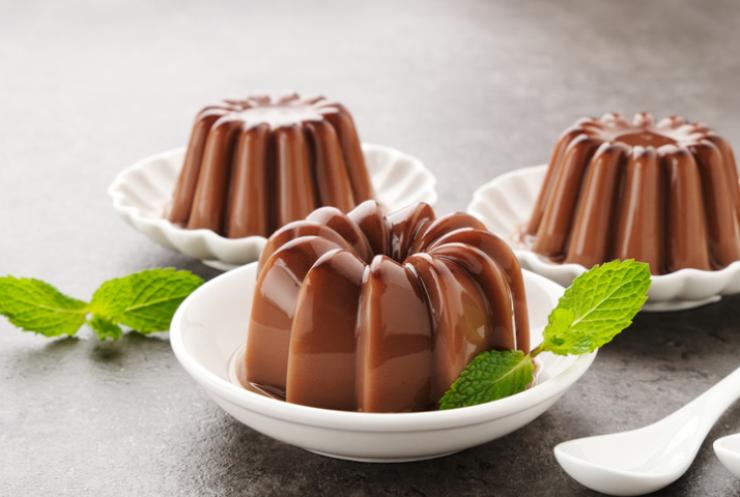 vari budini al cioccolato in piatti da dolce