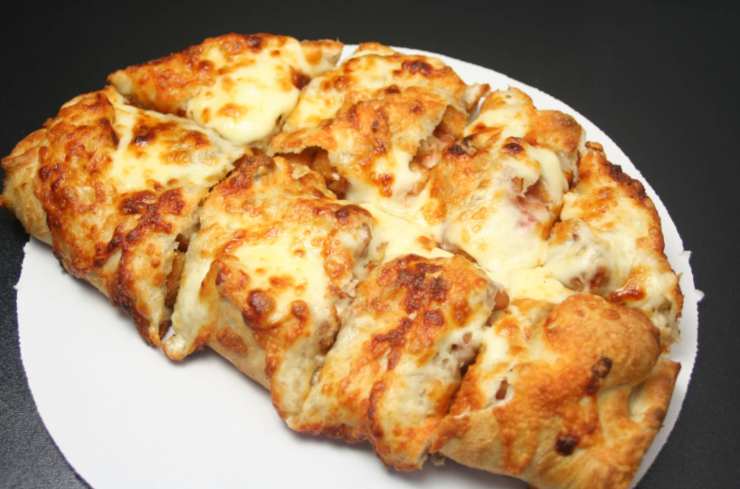 calzone di patate con formaggio filante