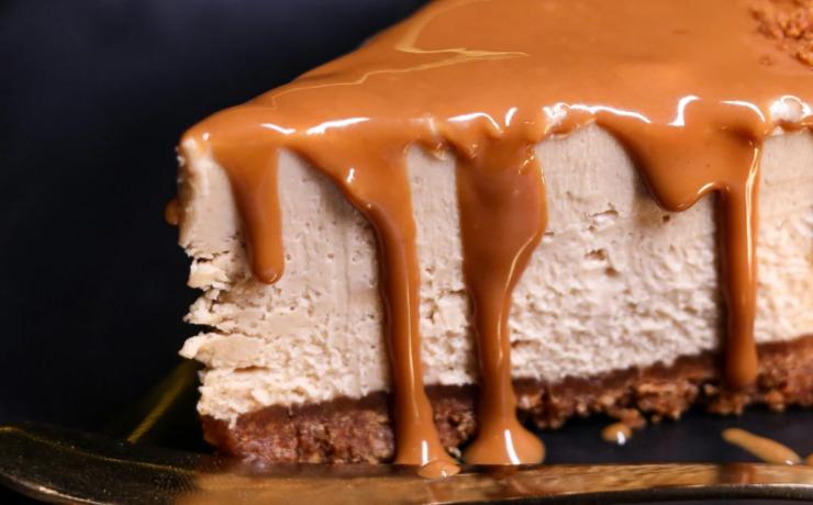 primo piano di cheesecake al cioccolato cremosa