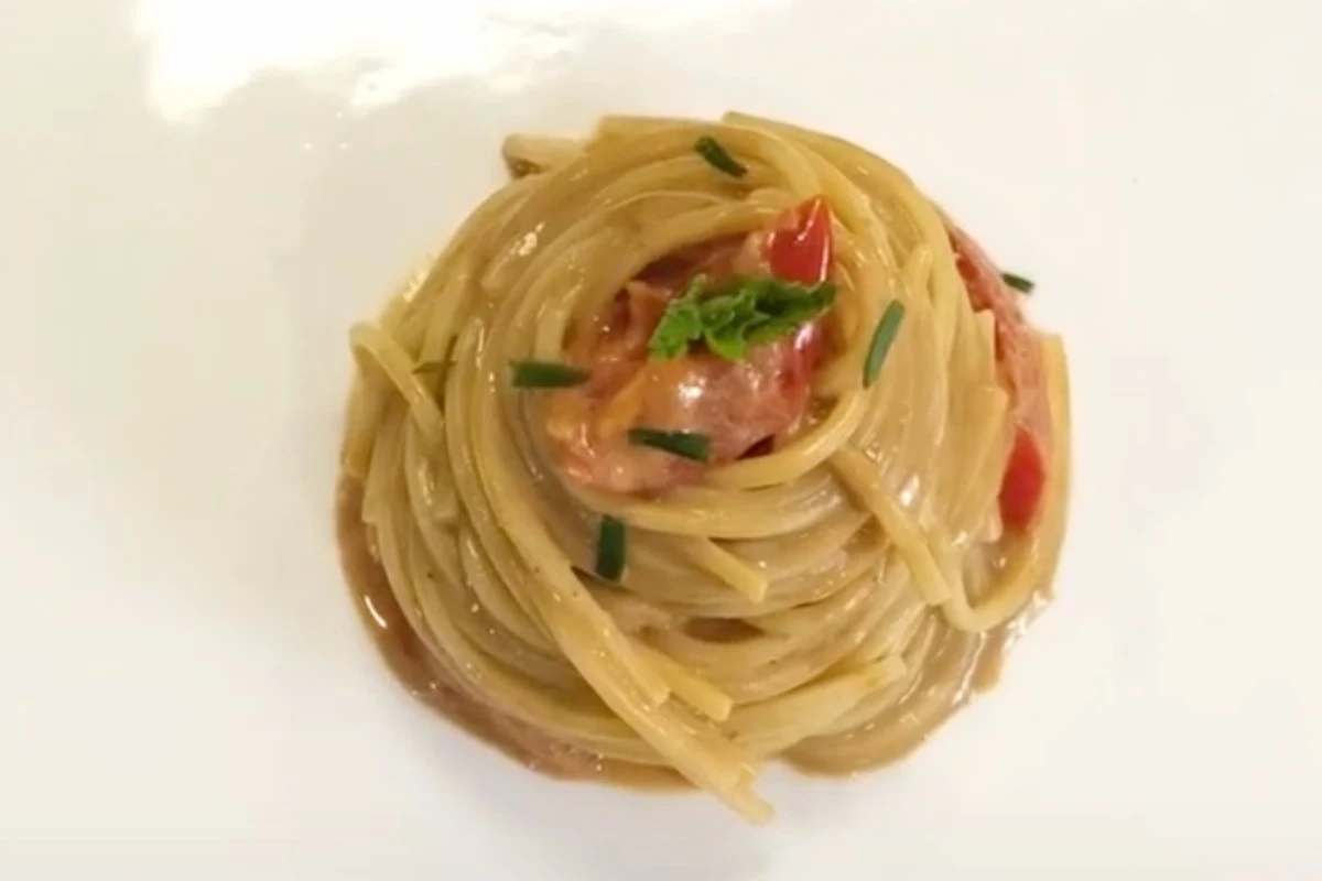 Piatto visto dall'alto di maccheroni con cozze alla saracena