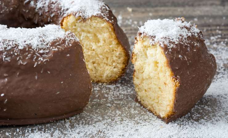 ciambellone cocco e cioccolato tagliato