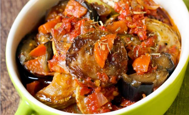 Melanzane, pomodori e patate in una pentola