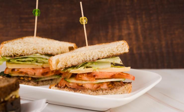 tramezzini al salmone su piatto