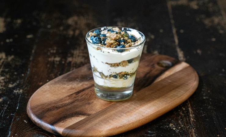 coppetta yogurt e mirtilli su tagliere