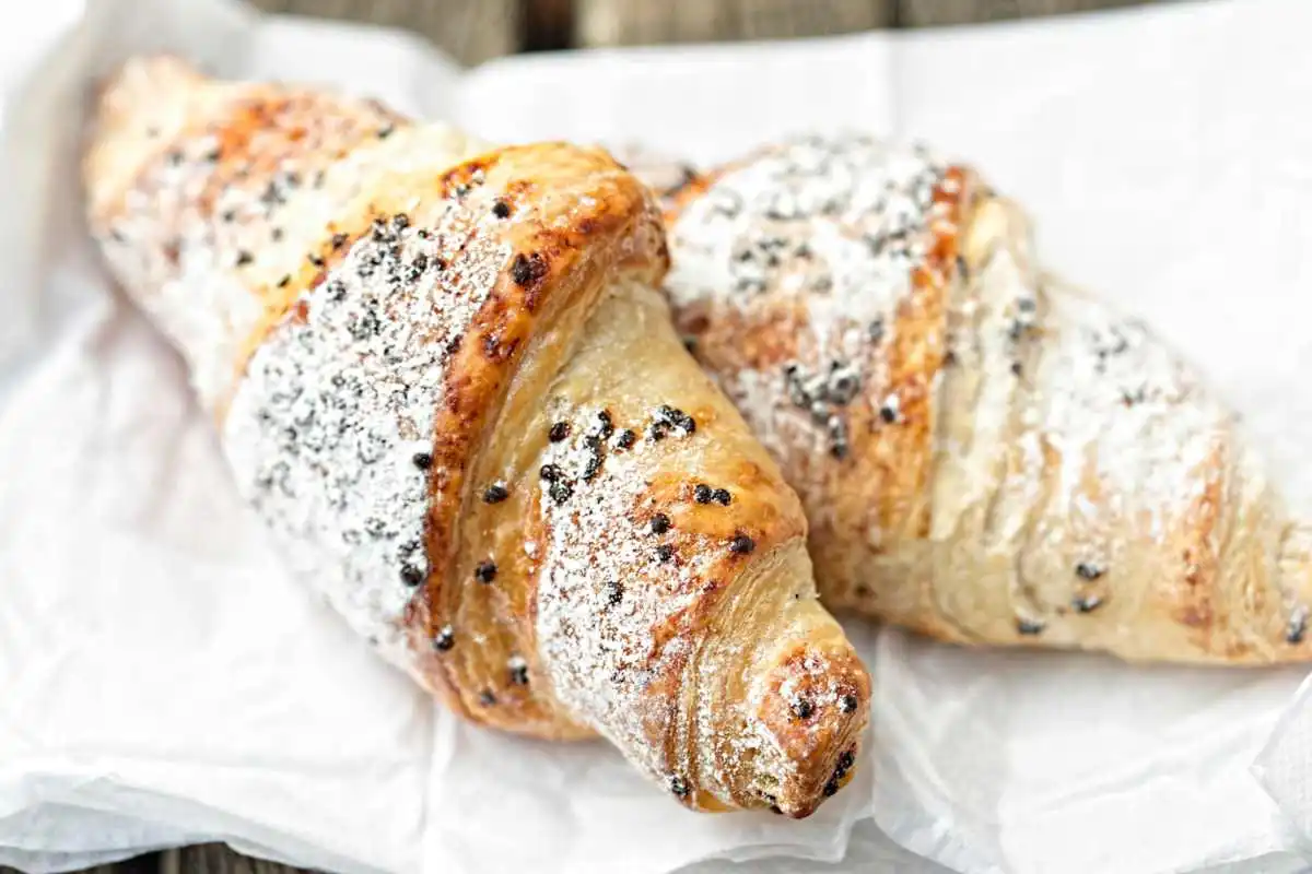 Due cornetti con zucchero a velo e granella di cioccolato