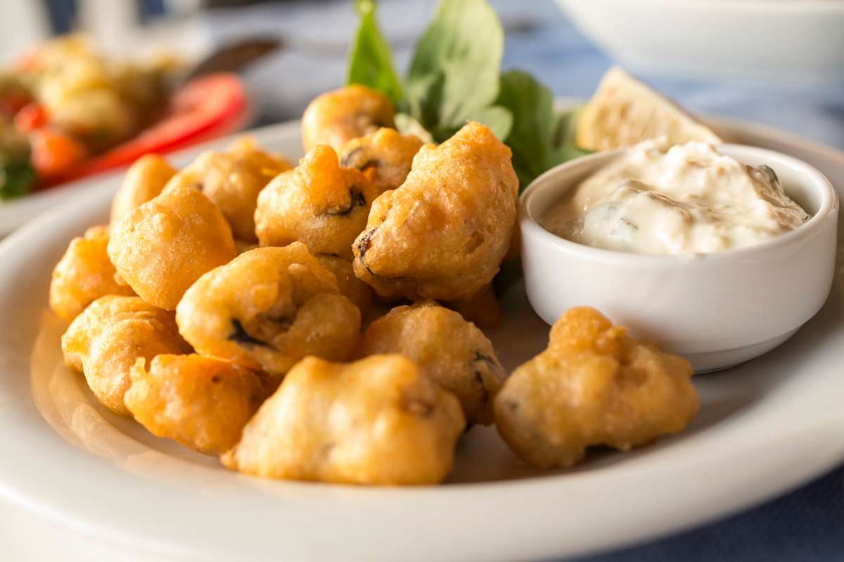 Cozze fritte in un piatto con salsa