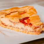 Fetta di crostata con Philadelphia e marmellata ai lamponi