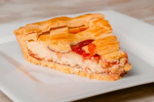 Fetta di crostata con Philadelphia e marmellata ai lamponi